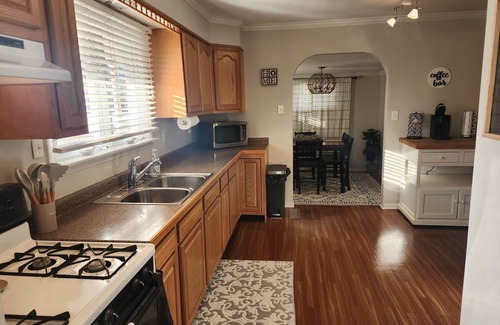 Olney House | New listing! Private 3 bedroom 2 bath home with BEAUTIFUL sunroom!