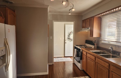 Olney House | New listing! Private 3 bedroom 2 bath home with BEAUTIFUL sunroom!