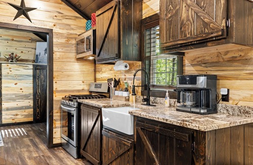 Ringold Cabin | NEW LISTING Tiny cabin, full kitchen, private back deck, fire pit, near lake
