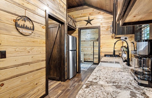Ringold Cabin | NEW LISTING Tiny cabin, full kitchen, private back deck, fire pit, near lake