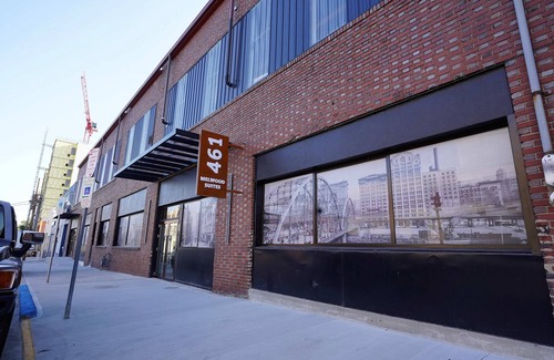 North Oakland Apartment | *New* Loft 3 min to Childrens Hospital Sleeps 4