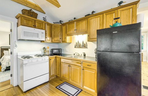 New London Cottage | New London Cottage w/Grill, Lake & Beach Access
