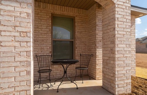 Lubbock House | New Long Term Stays Modern 4BR 2B 1 Car Garage Sleeps 10
