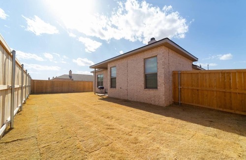 Lubbock House | New Long Term Stays Modern 4BR 2B 1 Car Garage Sleeps 10
