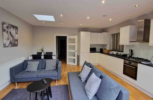 Cricklewood Condo | New! Lovely 2 Bed Serviced Apart with free parking