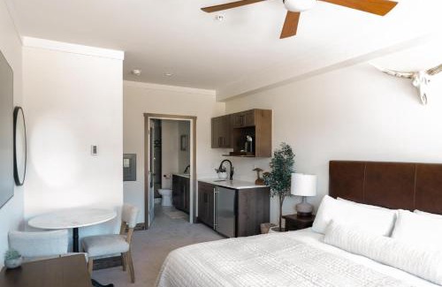Fraser House | New Luxe Condo - Hot Tub - Minutes to WP! - Fraser