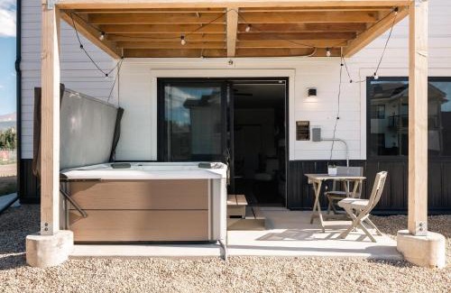 Fraser House | New Luxe Condo - Hot Tub - Minutes to WP! - Fraser