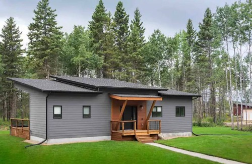 Strathclair Cabin | New luxurious 3 BR w/hot tub. Mins to Clear Lake!