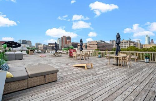 Old City Apartment | New! Luxury Apt with Pool, Roof Deck, Fitness Center, King Bed