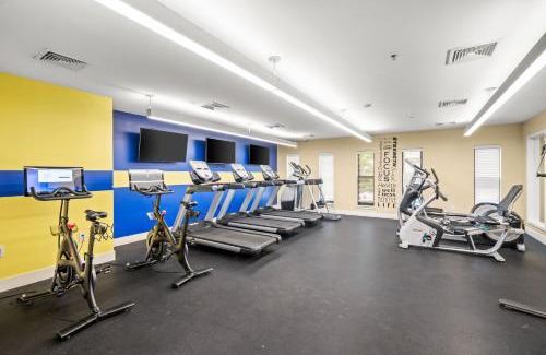 Old City Apartment | New! Luxury Apt with Pool, Roof Deck, Fitness Center, King Bed