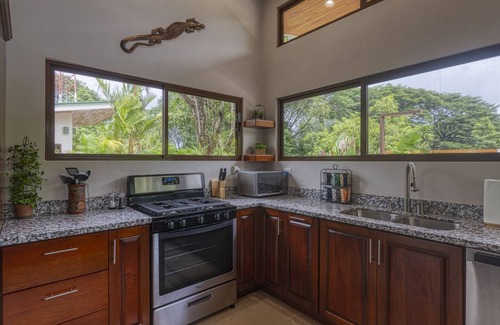 Dominical House | New Luxury Home, private pool! 300 steps to beach, 8 min. walk to bars & dining