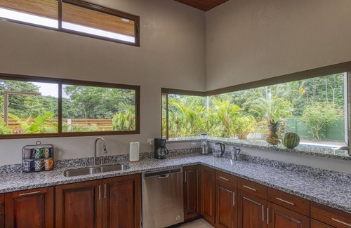 Dominical House | New Luxury Home, private pool! 300 steps to beach, 8 min. walk to bars & dining