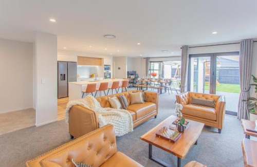 Lincoln House | New Luxury Home with Games Room and Park Outlook Sleeps 12, 26 mins from CHC airport