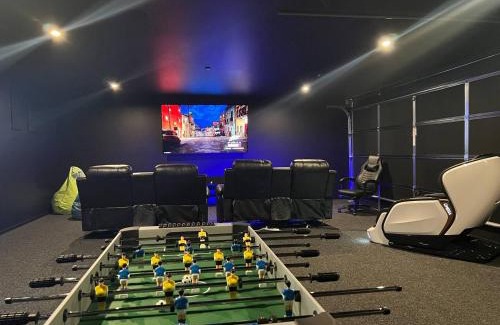 Lincoln House | New Luxury Home with Games Room and Park Outlook Sleeps 12, 26 mins from CHC airport