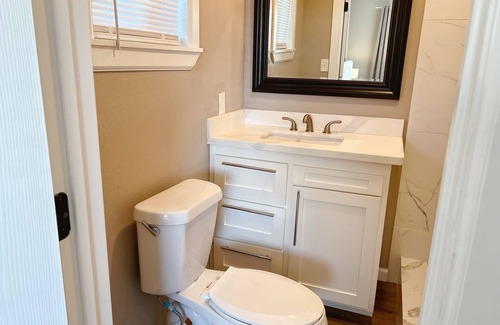Orange House | New Luxury I King Bed I 4br & 2ba Whole House in Central Orange
