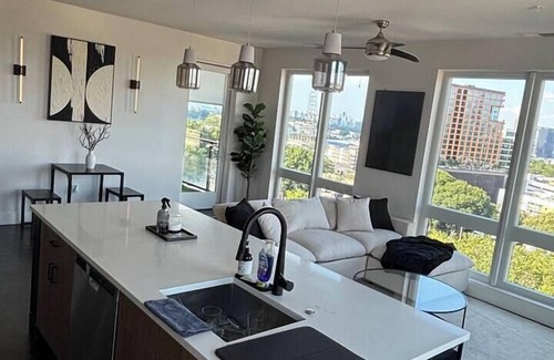 Home Park Apartment | NEW Luxury Midtown Views – Sleeps 5+Free Parking