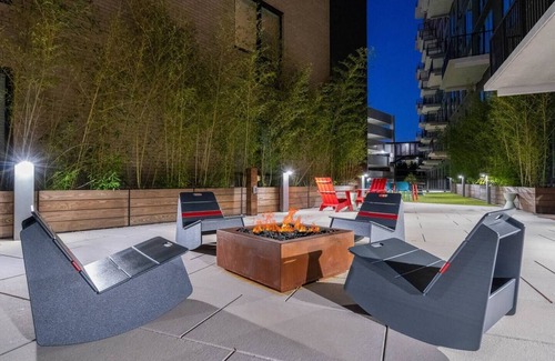 Home Park Apartment | NEW Luxury Midtown Views – Sleeps 5+Free Parking
