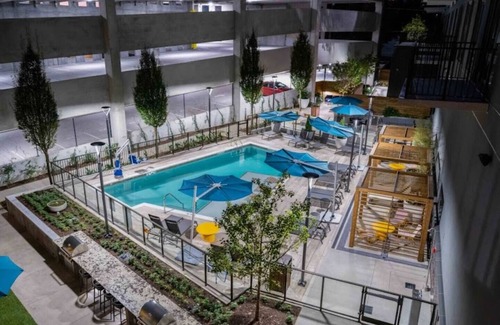 Home Park Apartment | NEW Luxury Midtown Views – Sleeps 5+Free Parking