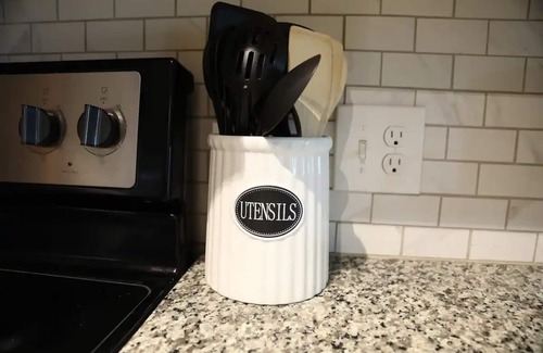 Loring Heights Apartment | NEW Luxury Stay : Coffee Bar, Scenic Views & Pool in the Heart of Atlanta