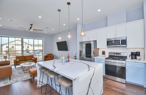 Riverside Terrace House | New Luxury Stay mins from Downtown w/dreamy common area