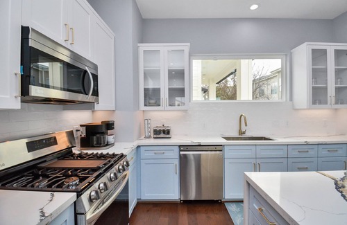 Riverside Terrace House | New Luxury Stay mins from Downtown w/dreamy common area