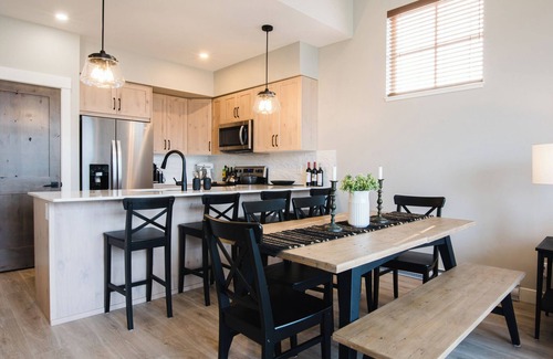 Sun Peaks House | New! Luxury Top Floor Unit Ski-In/Ski-Out, Private Hot Tub and Mountain Views!