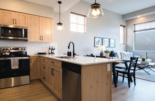 Sun Peaks House | New! Luxury Top Floor Unit Ski-In/Ski-Out, Private Hot Tub and Mountain Views!