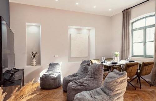 Innenstadt Apartment | NEW LUXUS Suite I TWO Kingbeds I Center