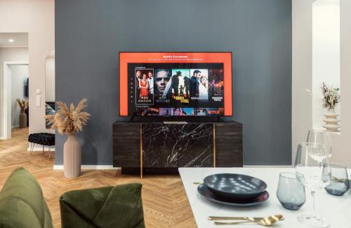 Innenstadt Apartment | NEW LUXUS Suite I TWO Kingbeds I Center