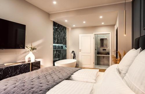 Innenstadt Apartment | NEW LUXUS Suite I TWO Kingbeds I Center