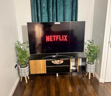 Belle Vue Apartment | New Manchester City Getaway House with 2 FREE Parking