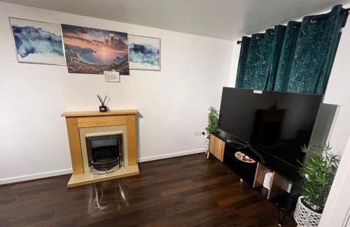 Belle Vue Apartment | New Manchester City Getaway House with 2 FREE Parking