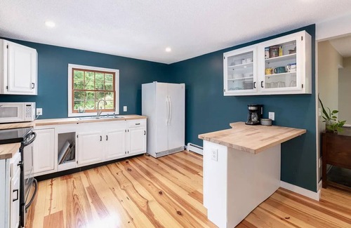 Meredith Cottage | NEW! Meredith Town & Trail Cottage - walkable to water/downtown, dogs ok!