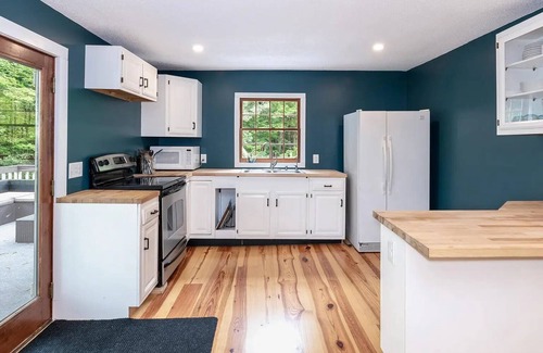 Meredith Cottage | NEW! Meredith Town & Trail Cottage - walkable to water/downtown, dogs ok!