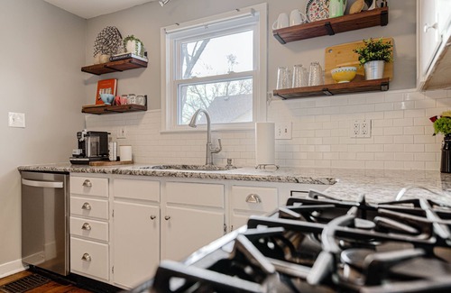 West Plaza House | *NEW* Mid-Century Modern Bungalow! Ideal Location -3Bed/2BR