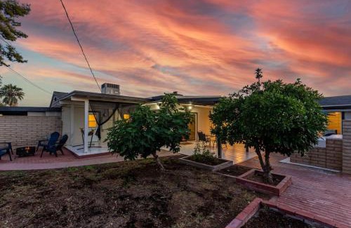 Gardendale Apartment | New Midtown Modern Studio With Backyard (Unit B)