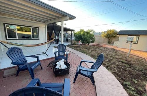 Gardendale Apartment | New Midtown Modern Studio With Backyard (Unit B)