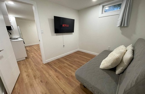 West Edmonton House | New Modern 2 Bed Suite - Steps From West Edm Mall