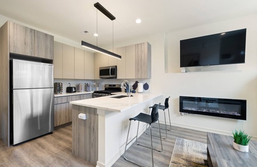 Woodlawn Apartment | NEW modern 2BR apt near UofChicago & Hyde Park w/free Parking & pet-friendly!