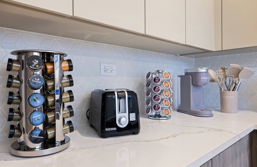 Woodlawn Apartment | NEW modern 2BR apt near UofChicago & Hyde Park w/free Parking & pet-friendly!