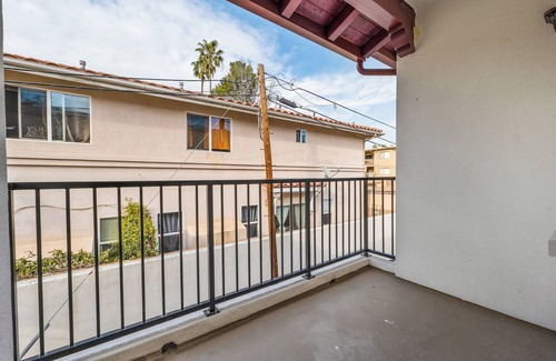 Lamanda Park House | New Modern 3B/3.5B Townhome with Private Parking in Pasadena
