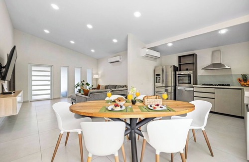 Ponton Villa | NEW Modern 3BR 3BA ~Private Pool ~CentrallyLocated