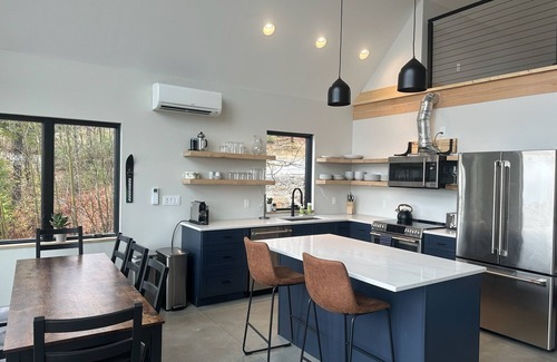 Bryant Pond Cabin | New & Modern 4-bedroom cabin with AC in Woodstock