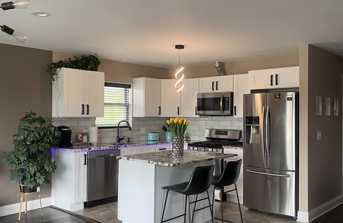 Burbank Apartment | New&Modern Apartment only 4 miles away from Midway Airport.