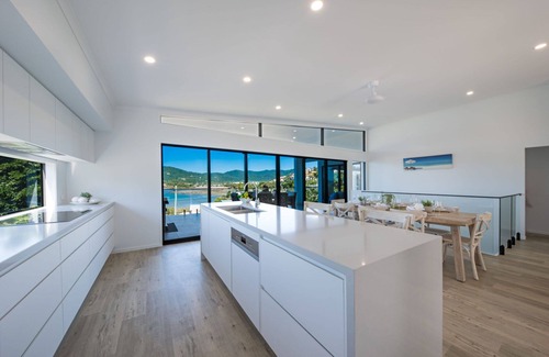 Airlie Beach House | New Modern Contemporary Holiday Home in the heart of Airlie Beach