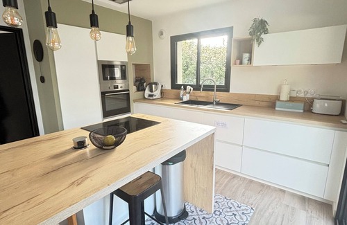 Saint-Ave House | New modern family home with Jacuzzi