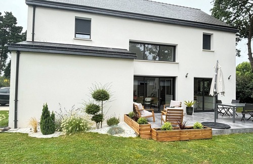 Saint-Ave House | New modern family home with Jacuzzi