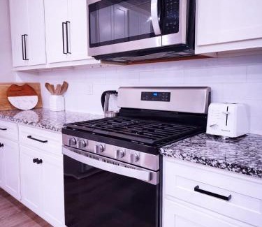 Oklahoma City House | New Modern Home, Game Room, Gym, 6 beds, Fast Wifi