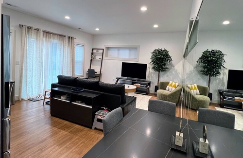 Inglewood House | NEW Modern private cozy suite with yard
