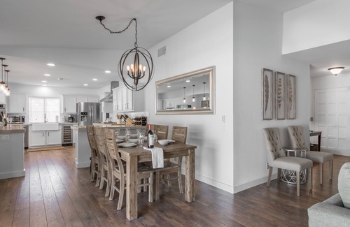 Magnesia Falls Cove House | New Modern Remodel! - Ranch Style Villa with Mountain Vistas